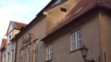 Letonya 'nın Riga kentindeki bu tarihi binanın eklektik cephesinde Art Nouveau ve Klasik mimari tarzların uyumlu bir karışımı sergileniyor. Old Town 'daki tarihi şehir merkezi..
