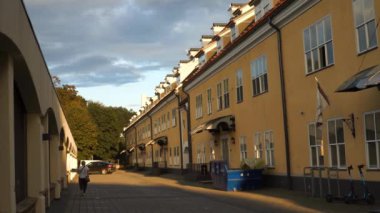 Riga, Letonya - 29 Ağustos 2021. Jacob 'ın Kışlası, Eski Şehir' de bir dönüm noktası, kendine özgü kırmızı kiremitli çatıları olan uzun sarı bir bina kompleksinden oluşur ve Hollanda klasikçiliğinin önemli bir örneğidir..