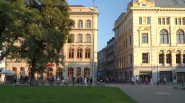 Riga, Letonya - 10 Eylül 2021. Riga 'nın Livu Meydanı canlı bir Letonya başkentidir. Tarihi binaların, kaldırım taşlı sokakların ve hareketli atmosferin cazibesi büyüleyici bir Avrupa manzarası yaratır..