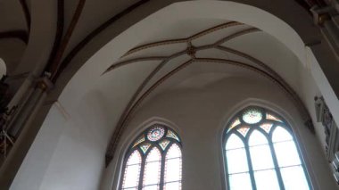 Riga Katedrali 'nin kubbeli tavanında, ortaçağ işçiliğini yansıtan, sivri camlı pencerelerle eşleştirilmiş, dekoratif iz bırakan Gotik kaburgalı kemerler sergileniyor..