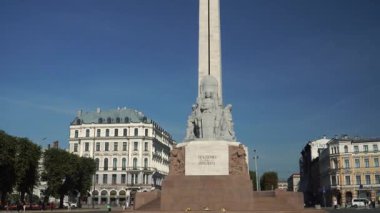Riga, Letonya - 10 Eylül 2021. Letonya 'nın başkentindeki Özgürlük Anıtı güneşli bir günde gururla yükseliyor. Bu ulusal simge Letonya 'nın özgürlük ve bağımsızlık arayışını simgeliyor..