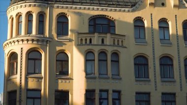 Letonya 'nın Riga kentindeki Cat House - bir Art Nouveau binası- mimari bir mücevher olarak duruyor. Yıpranmış dış görünüşü, yerel bir efsaneyi temsil eden ikonik kedi heykeli tarafından taçlandırılmış bir geçmişi gözler önüne seriyor..