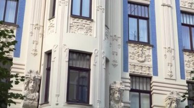Riga 'daki Alberta Caddesi' ndeki Art Nouveau binasında özenle hazırlanmış heykel detayları, karmaşık kabartmalar, dekoratif motifler ve Jugendstil tarzını tanımlayan etkileyici mimari öğeler yer alıyor..