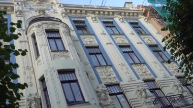 Riga, Letonya 'daki Alberta Caddesi 8 numaradaki Art Nouveau cephesi dekoratif unsurları, heykel figürleri ve Jugenstyle' ın bu düşük açılı manzarasında ayrıntılı mimari ayrıntıları gözler önüne seriyor..