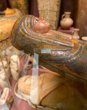 Stockholm, İsveç - 11 Haziran 2023: Medelhavsmuseet 'te Mısır Mumyaları ve lahiti.