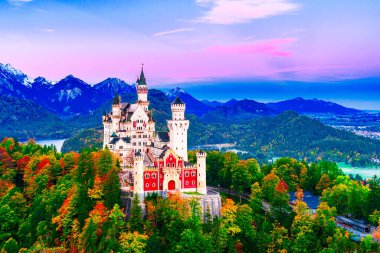 Neuschwanstein, Bavyera, Fussen ili, Almanya: Ünlü Schloss Neuschwanstein güzel bir sonbahar sabahı, gündoğumundan önce, Avrupa