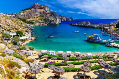 Yunanistan 'ın Rodos adasındaki Lindos şehrinde. St. Paul Körfez Sahili ve Akropolis, Rodos Adası, Yunanistan Ege Denizi, Avrupa