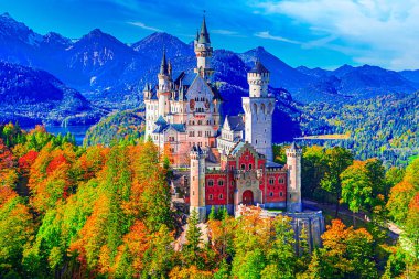 Neuschwanstein, Bavyera, Fussen ili, Almanya: Ünlü Schloss Neuschwanstein güzel bir sonbahar sabahı, Avrupa