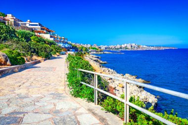 Almyros Beach, Girit, Yunanistan: Avrupa 'nın Agios Nikolaos kenti yakınlarında güneşli bir günde güzel bir sahil ve denizin doğa manzarası