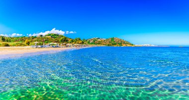 Almyros Beach, Girit, Yunanistan: Avrupa 'nın Agios Nikolaos kenti yakınlarında güneşli bir günde güzel bir sahil ve denizin doğa manzarası