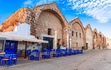 Chania Arsenals, Girit, Yunanistan: Eski Venedik tersanelerinin caddesindeki geleneksel taverna, güneşli bir yaz sabahında eski Chania limanı. Avrupa