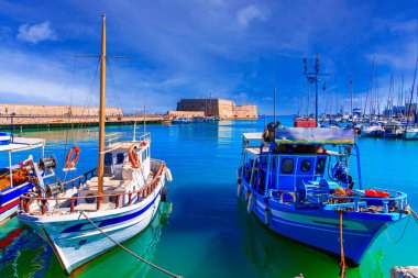 Heraklion, Girit Adası, Yunanistan: Eski Heraklion limanının girişindeki bir kale olan Koules veya Castello a Mare 'nin panoramik manzarası