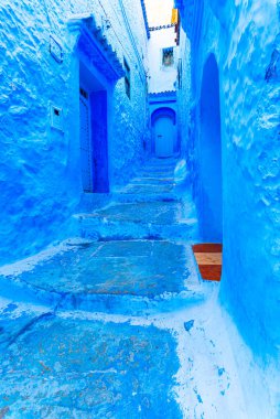 Chefchaouen, Fas: Renkli duvarları ve çiçekli saksıları olan mavi dar merdivenler eski duvarlı kente, veya Medine, Kuzey Afrika 'ya seyahat noktası