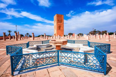 Rabat, Fas: Rabat 'taki Muhammed V anıtmezarı, popüler bir turizm merkezi ve UNESCO Dünya Mirası' ndaki Hasan Kulesi ile güzel bir meydan
