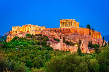 Atina, Yunanistan: Parthenon Tapınağı ile Atina 'nın Meşhur Akropolü, Kahraman Atticus' un Odeonu, Herodeion, gün batımında. Avrupa seyahati