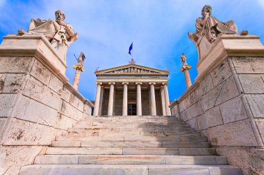 Atina Akademisi, Yunanistan: Mimari üçlemenin bir parçası olan simgesel bir bina, Hansen Üçlemesi. Girişlerde Sokrates ve Platon. Avrupa