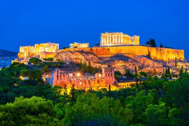 Atina, Yunanistan: Parthenon Tapınağı ile Atina 'nın Meşhur Akropolü, Kahraman Atticus' un Odeonu, Herodeion, gün batımında. Avrupa seyahati