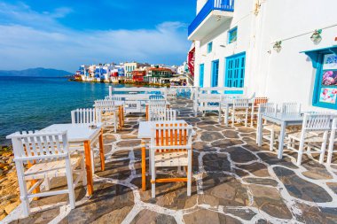 Mykonos, Yunanistan: Masalı rıhtım, Mykonos kasabasının bir kısmı, Mykonos Adası, Yunanistan ve Avrupa 'nın Avrupa' daki tipik Yunan tavernası