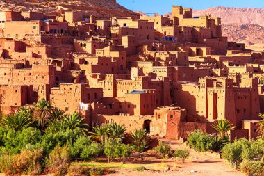 Ait-Benhaddou, Ouarzazate, Fas: Kil ve kerpiç mimarisinden yapılmış ünlü çara genel bakış. Kuzey Afrika