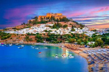 Yunanistan 'ın Rodos adasındaki Lindos şehrinde. Yunanistan 'ın Ege Denizi kıyısındaki Rodos Adası' ndaki küçük, bembeyaz bir köy ve Akropolis.