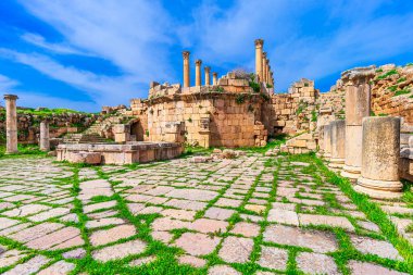 Jerash Archeological City, Ürdün: Roma 'nın Gerasa şehrinde bulunan Çeşme Mahkemesi ve St. Theodore Kilisesi. Orta Doğu