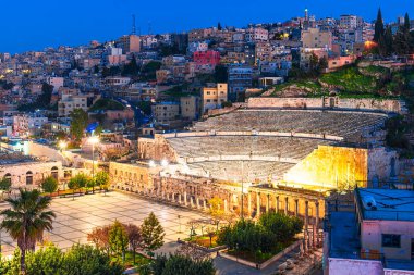 Amman, Jordan: Roma tiyatrosunun gece görüşü. Amman dönüm noktası. Orta Doğu