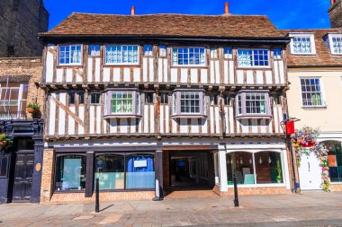 Cambridge, Cambridgeshire, İngiltere: Kereste, güzel ve güneşli bir günde Bridge Caddesi 'ndeki ortaçağ evini çerçeveledi. Avrupa