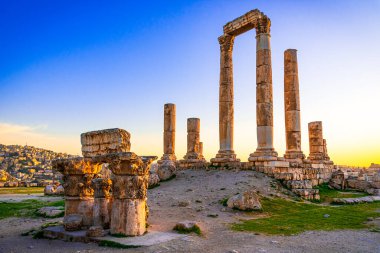 Günbatımında Herkül Tapınağı 'nda Amman Kalesi ya da Jabal al al-Qal' a. Ortadoğu seyahat hedefi.