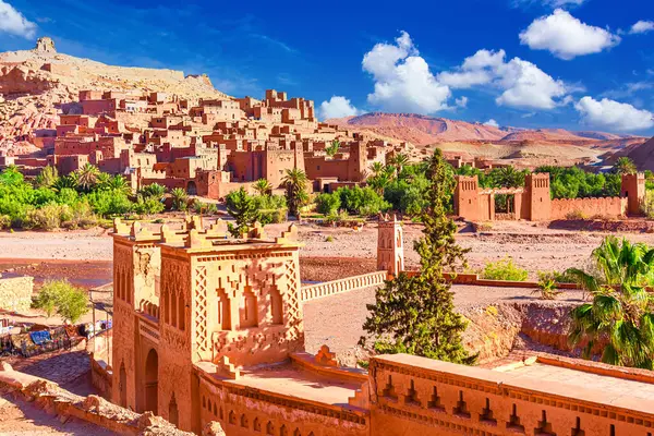 Ait-Benhaddou, Ouarzazate, Fas: Kil ve kerpiç mimarisinden yapılmış ünlü çara genel bakış. Kuzey Afrika