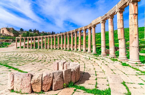 Jerash Arkeoloji Şehri, Ürdün: Oval Forum ve Cardo Maximus antik Roma şehri Gerasa modern Jerash 'ta, bir Roma decapolis kentinde. Orta Doğu