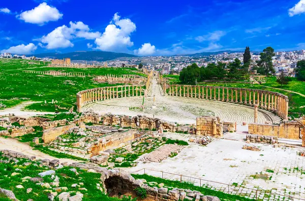 stock image Jerash Archeological City, Jordan: Oval Forum and Cardo Maximus in the ancient roman city of Gerasa modern Jerash, a roman decapolis city. Middle East