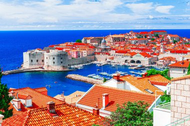 Dubrovnik, Hırvatistan: Adriyatik denizi ve Avrupa 'nın Dalmaçya kıyıları üzerinde güçlendirilmiş duvarlarla çevrili eski kente (ortaçağ Ragusa) ait hava manzarası