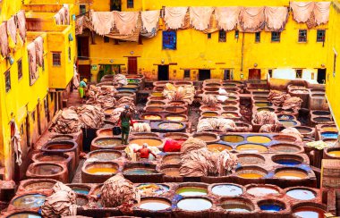 Fez veya Fes, Fas: Chouara Tannery 'nin (Chouwara) genel görüşü. Kuzey Afrika 'ya seyahat