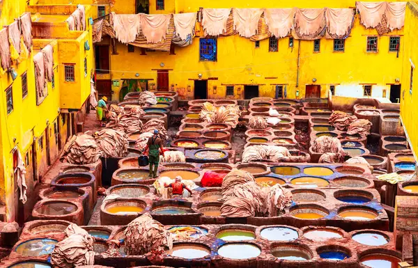 Fez veya Fes, Fas: Chouara Tannery 'nin (Chouwara) genel görüşü. Kuzey Afrika 'ya seyahat