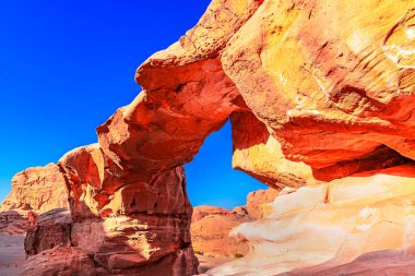 Wadi Rum Çölü, Ürdün. Fruth Köprüsü, ayın kızıl çöl vadisinde kayalık bir oluşum. Orta Asya