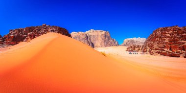 Wadi Rum Çölü, Ürdün. : Ay Vadisi 'ndeki dağların manzarası, Arabistan çölü. Orta Asya