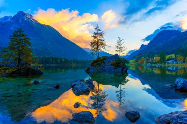 Hintersee, Berchtesgaden Ulusal Parkı, Almanya: Almanya 'nın Bavyera Alplerinde Avrupa' nın renkli ormanlarıyla çevrili bir alp gölü gündoğumu manzarası