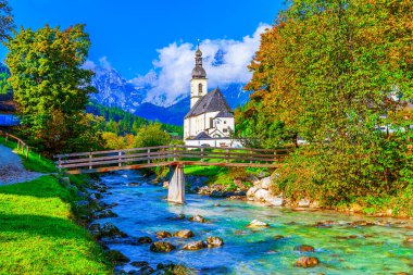 Ramsau, Berchtesgaden Ulusal Parkı, Almanya: St. Sebastian Kilisesi ve Ramsauer Nehri Kilisesi ile sonbahar manzarası, Bavyera, Avrupa