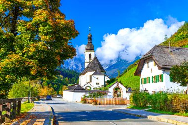 Ramsau, Berchtesgaden Ulusal Parkı, Almanya: St. Sebastian Kilisesi ve Bavyera Alpleri ile sonbahar manzarası, Avrupa