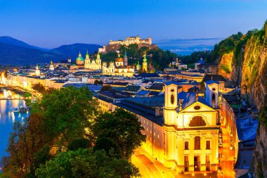 Salzburg, Avusturya: Ünlü Festung Hohensalzburg ve Salzach nehri ile Salzburg 'un gece manzarası Avrupa' nın güzel alacakaranlık sonbahar manzarasıyla aydınlandı