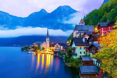 Hallstatt, Avusturya, Salzkammergut bölgesi: Hallstatter Gölü ya da Hallstatt Gölü ve ünlü Alp köyündeki eski kasaba kilisesi manzarası