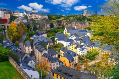 Lüksemburg Şehri: Avrupa 'nın eski Alzette Nehri ve Grund ilçesi ile küçük bir AB ülkesinin güzel şehir manzarası.