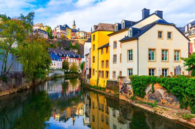 Lüksemburg Şehri: Grund ilçesindeki Alzette Nehri yansıması, arka planda renkli evler ve eski bir kasaba, küçük AB ülkesi, Avrupa