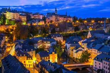 Lüksemburg Şehri: Eski kasaba, Alzette Nehri ve Grund ilçesi, Avrupa 'nın güzel, küçük bir AB ülkesinin günbatımı manzarası