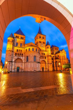 Trier, Rhineland-Palatinate, Almanya: The Liebfrauenkirche ya da St. Peter Katedrali 'nin gün batımı manzarası ve Trier' deki Meryem Ana Kilisesi