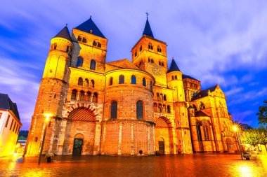 Trier, Rhineland-Palatinate, Almanya: The Liebfrauenkirche ya da St. Peter Katedrali 'nin gün batımı manzarası ve Trier' deki Meryem Ana Kilisesi