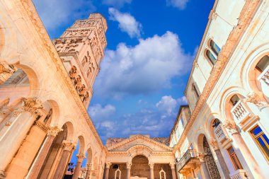 Split, Hırvatistan: Avrupa 'nın Split kentinin tarihi merkezindeki Aziz Domnius çan kulesinin Diocletian sarayı harabeleri ve katedrali