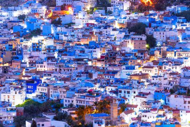 Chefchaouen, Fas: Duvarlarla çevrili eski şehrin gece ışıklarındaki mavi şehir, ya da Medine, Kuzey Afrika 'nın seyahat noktası