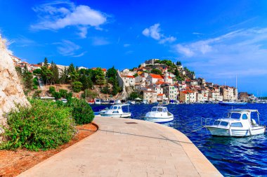 Sibenik, Hırvatistan: Tarihi kentin manzarası, Adriyatik Denizi kıyısı manzarası, Avrupa 'nın Dalmaçya kentindeki UNESCO dünya mirası sahası