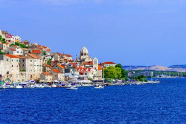 Sibenik, Hırvatistan: Tarihi kentin manzarası, Adriyatik Denizi kıyısı manzarası, Avrupa 'nın Dalmaçya kentindeki UNESCO dünya mirası sahası